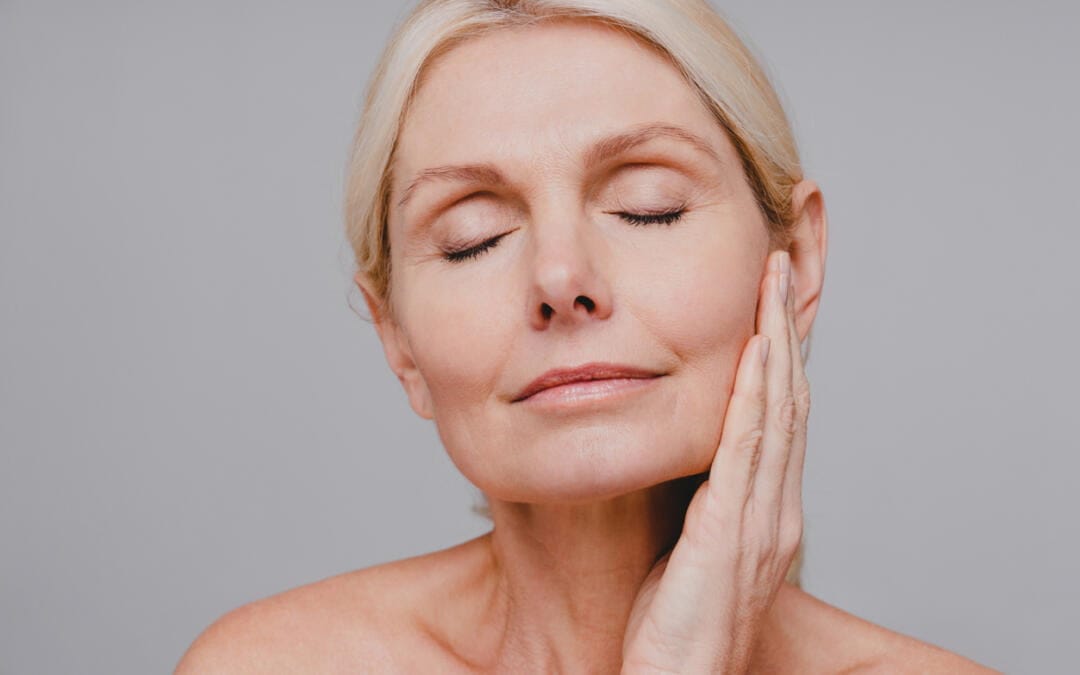 Pele madura: saiba como os procedimentos não invasivos podem ser grandes aliados para tratarem flacidez, papada e contorno facial